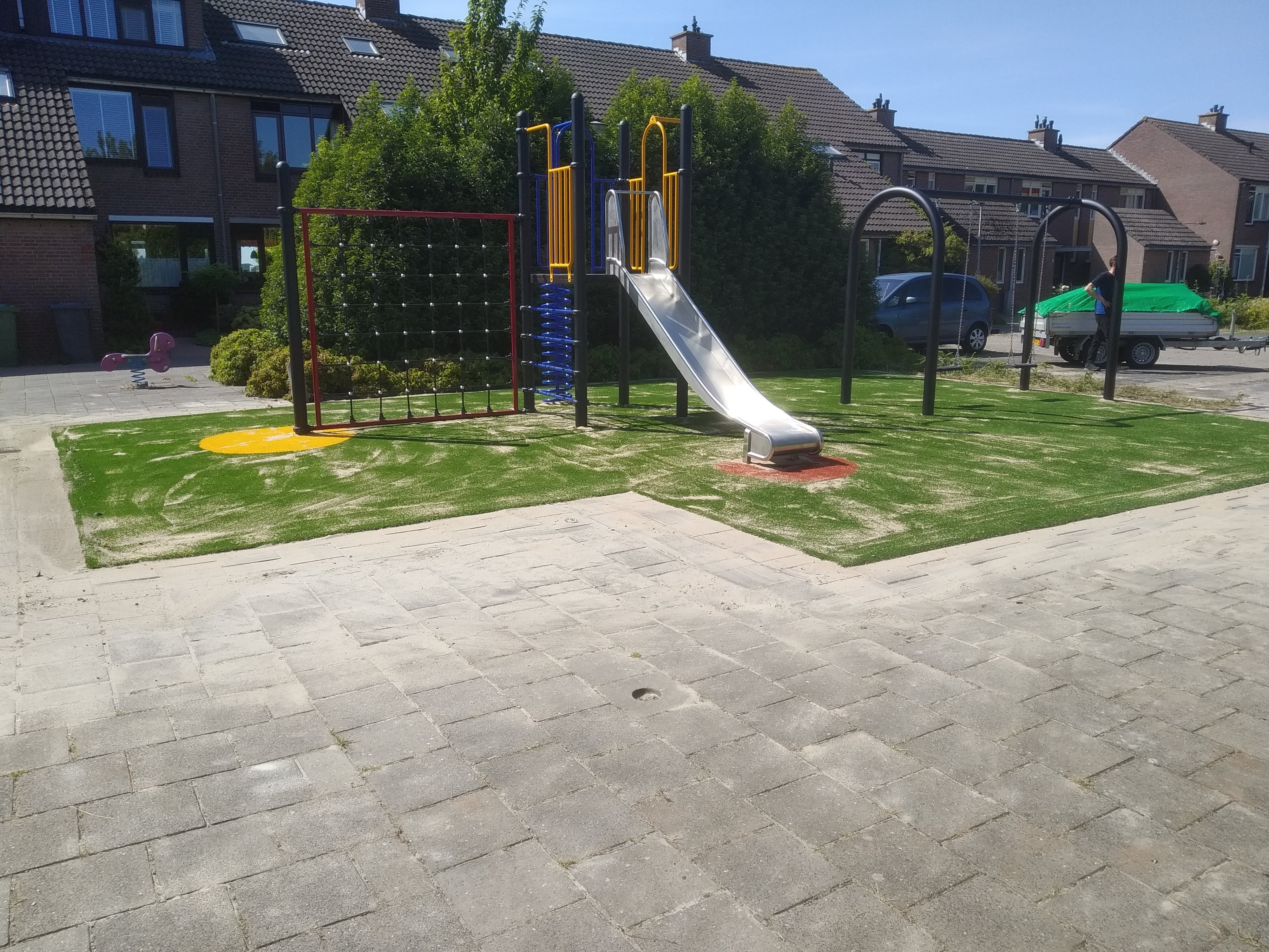 Speeltuin met klimrek, schommel en glijbaan